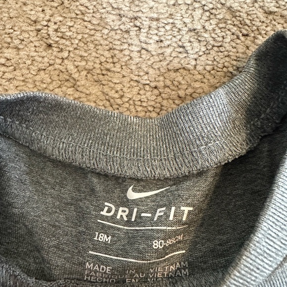 Boys Nike drifit shirt 18 mths - Picture 2 of 2